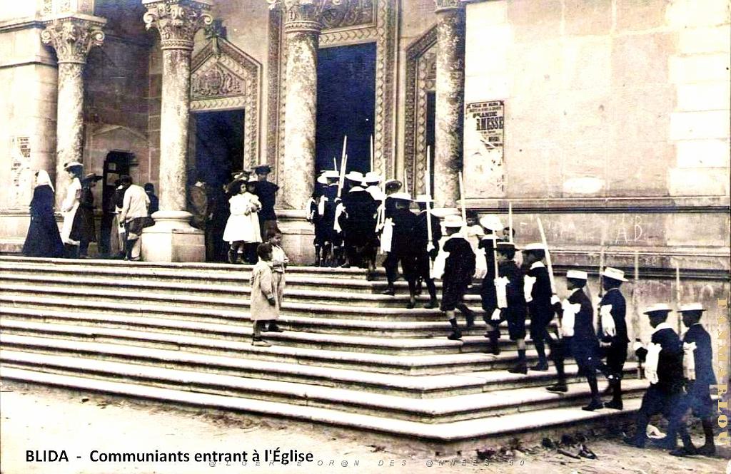 Blida - Communiants entrant a l'Eglise.jpg